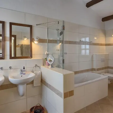 2 Bedroom Cozy In